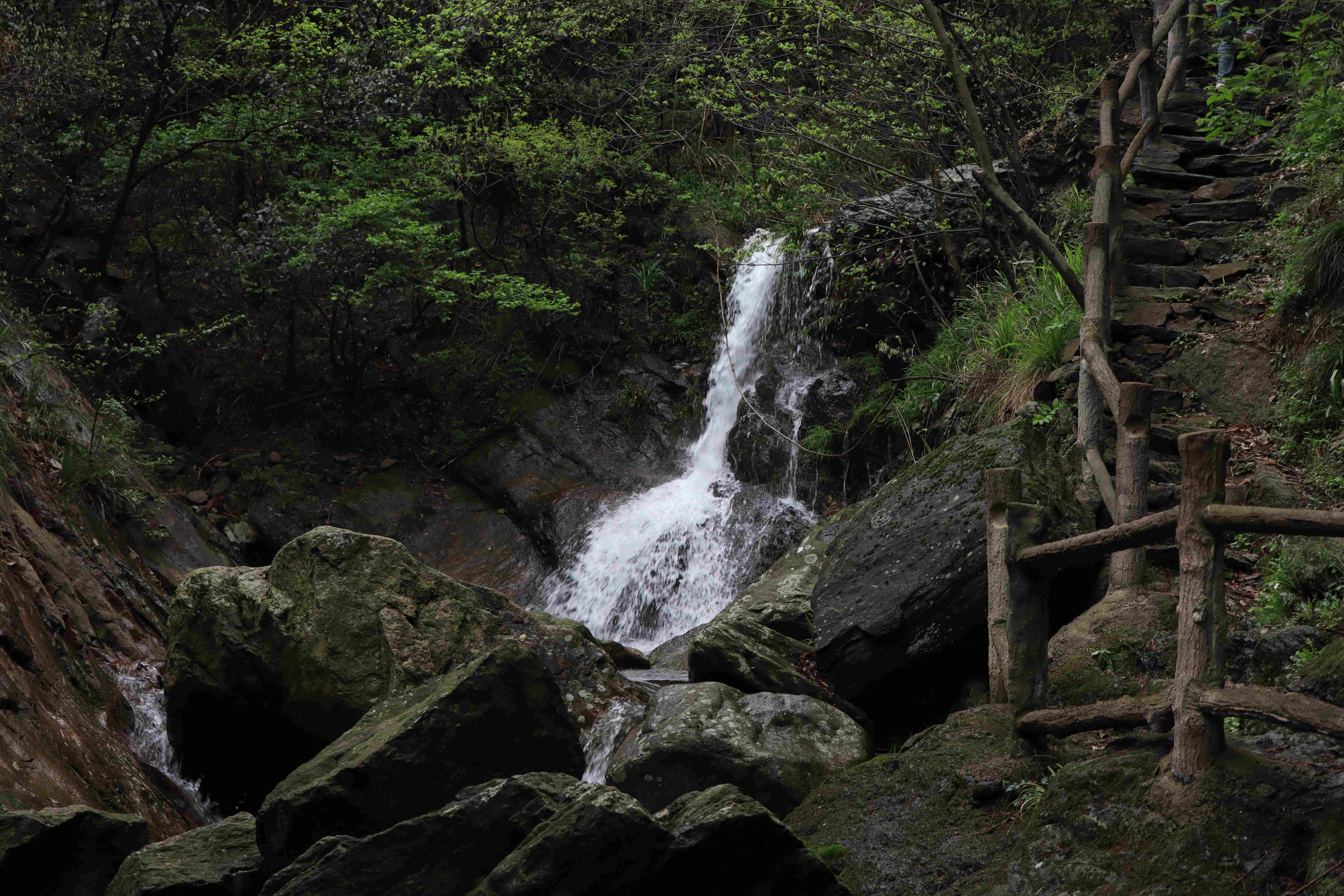 山间溪